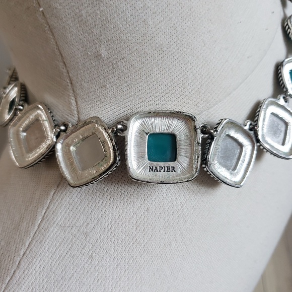 Chic Silver Necklace with Green Accents - Picture 4 of 4